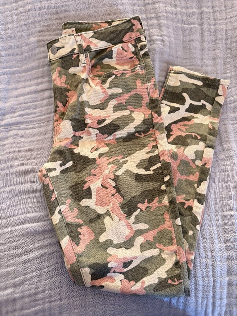Levi's Pink & Green Camo Print 721 High Rise Skinny Jeans - Size 31